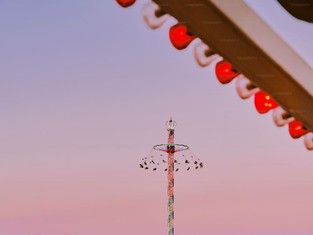 具俊晔现身大S墓地 坐旁边为其修图 深情守护引发感动